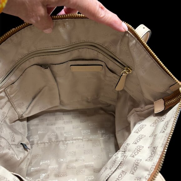 MICHAEL KORS JET SET TOTE NWOT - WITH 2 M KORS BAG CHARMS - Picture 6 of 6